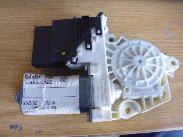 Motorino alzacristalli posteriore destro Volkswagen GOLF IV 4 codice 1J4959812C.