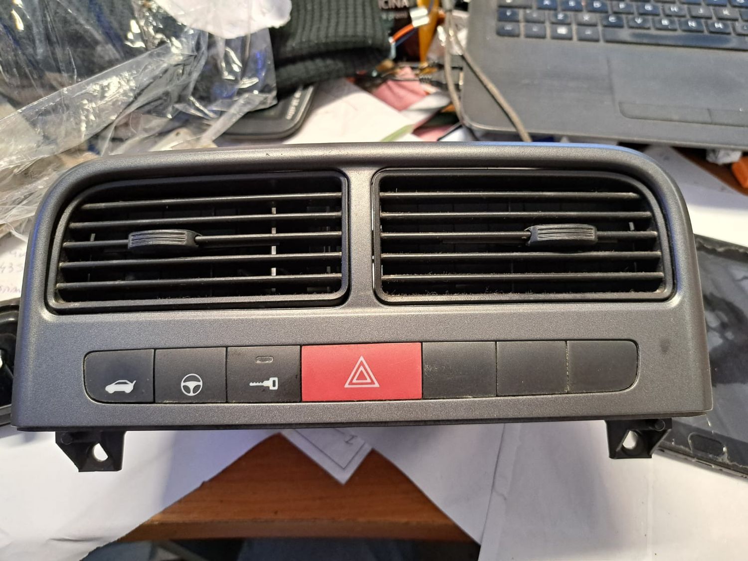 Bocchette aria centrali Fiat Grande Punto codice ricambio 735386328 con interruttore 4 frecce, apertura portellone, atticazione Bocchette aria centrali Fiat Grande Punto codice ricambio 735386328 con interruttore 4 frecce, apertura portellone, atticazione