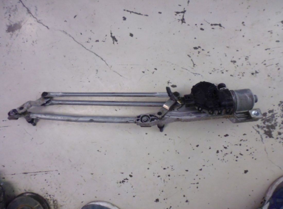 Motorino tergicristalli anteriore completo di stampella leveraggio Ford Focus SW seconda serie. Codice ricambio 0390241731. Motorino tergicristalli anteriore completo di stampella leveraggio Ford Focus SW seconda serie. Codice ricambio 0390241731.
