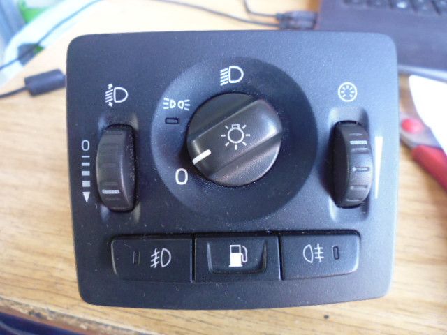 Comando accensione luci Volvo V50 codice 30739300. Usato come da foto. Comando accensione luci Volvo V50 codice 30739300. Usato come da foto.