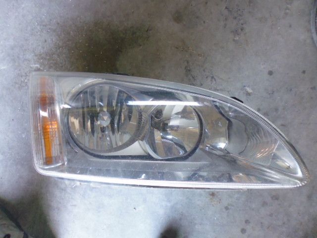 Faro fanale anteriore destro Ford Focus SW 2004/2008. Ganci sul coperchio posteriore rotti ma rimettendo il coperchio del vecchi Faro fanale anteriore destro Ford Focus SW 2004/2008. Ganci sul coperchio posteriore rotti ma rimettendo il coperchio del vecchi