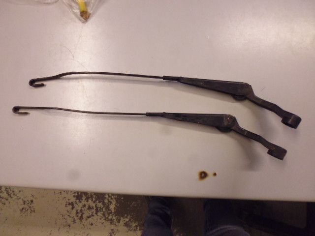 Coppia bracci tergicristallo anteriori destro e sinistro per Suzuki Vitara prima serie. Coppia bracci tergicristallo anteriori destro e sinistro per Suzuki Vitara prima serie.