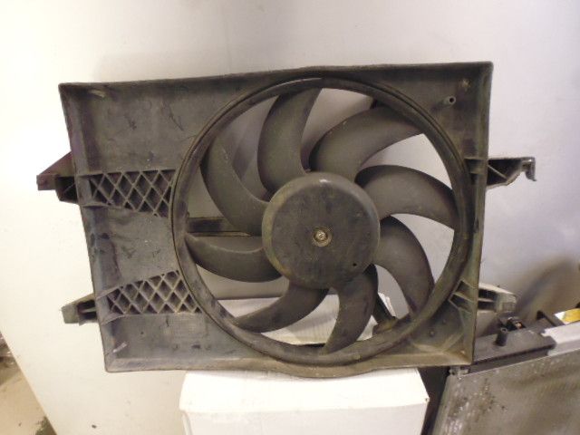 Ventola radiatore raffreddamento motore C9G4A 8240451 Ford Fusion 1.4 tdci.