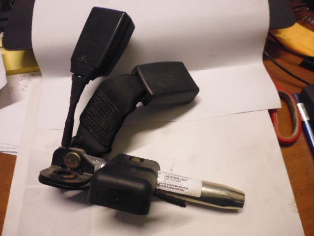 Aggancio cintura di sicurezza con pretensionatore posteriore destra A2038681339 Mercedes C 220 CDI W203.