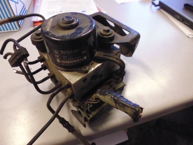 Centralina e pompa aggregato ABS Mrca ATE per Volkswagen Polo 6N 1994/2003. Centralina e pompa aggregato ABS Mrca ATE per Volkswagen Polo 6N 1994/2003.