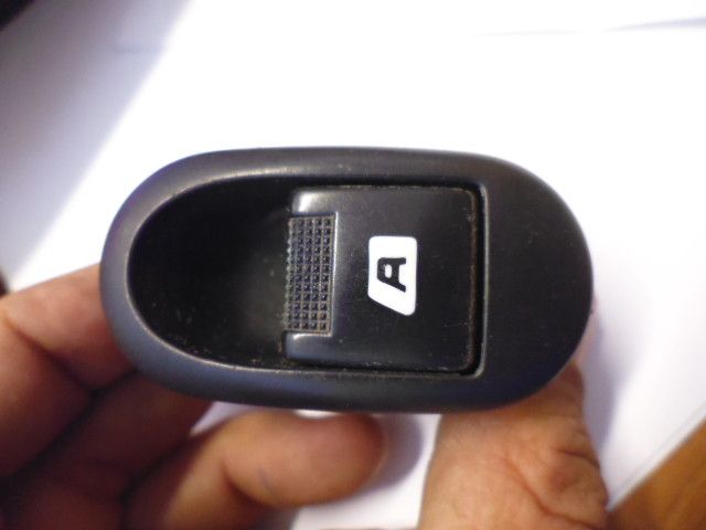 Pulsante alzavetro Citroen C3 e C2 DX/SX 96401469XT.