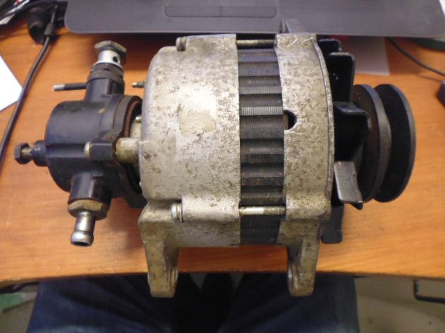 Alternatore completo di depressore per Ford Maverick anno 1999 motore TD27 cilindrata 2663 cc. 74 KW.