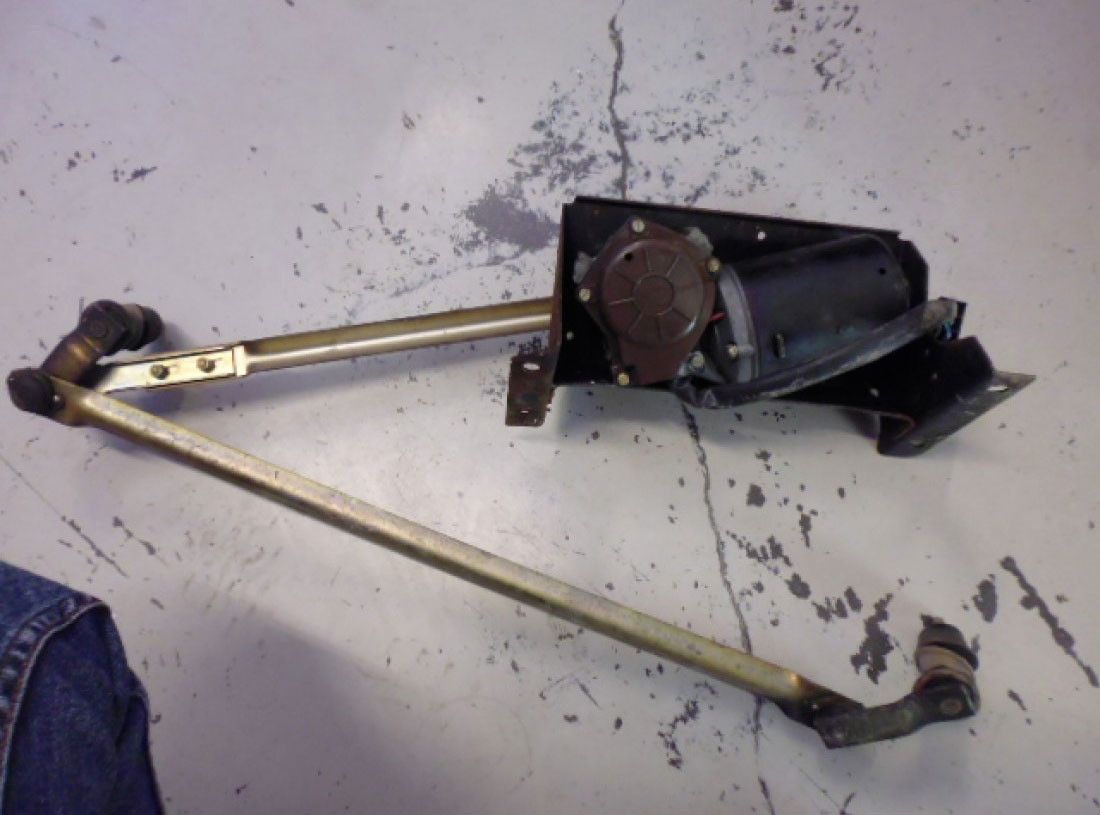Motorino e leveraggio tergicristallo Alfa Romeo Alfetta Quadrifoglio ORO. Motorino e leveraggio tergicristallo Alfa Romeo Alfetta Quadrifoglio ORO.