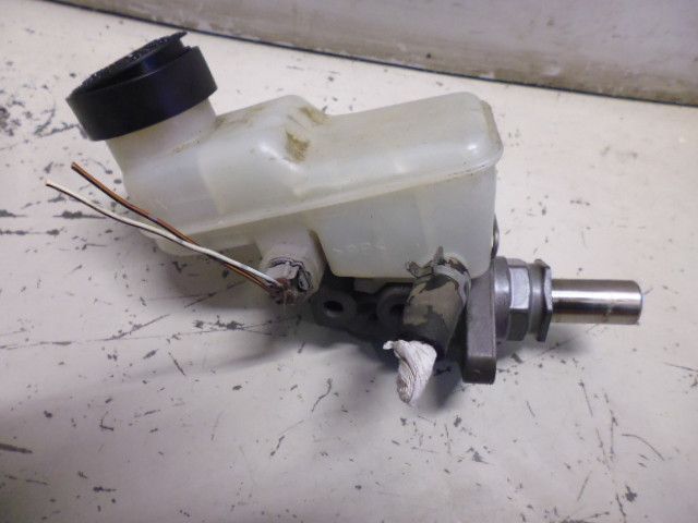 Pompa freni con vaschetta liquido per Toyota Yaris 1.4 D prima serie.