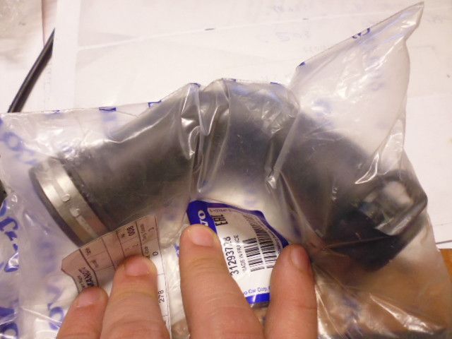 Tubo manicotto aspirazione filtro aria originale 31293728 con anello di tenuta 31370110 per Volvo S40 V50 C30 motore 1.6 D. Tubo manicotto aspirazione filtro aria originale 31293728 con anello di tenuta 31370110 per Volvo S40 V50 C30 motore 1.6 D.