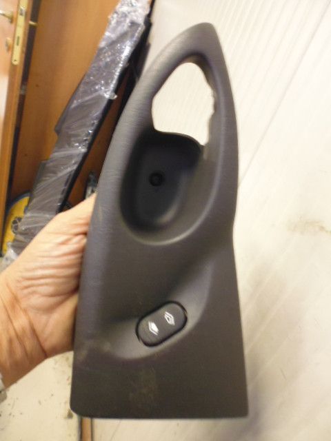 Pulsante interruttore alzavetro alzacristallo posteriore destro originale Ford Focus SW prima serie.