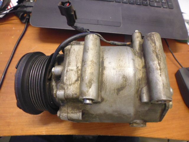 Compressore aria condizionata Ford Focus dal 1998 al 2005 codice RFXS4H-19D647-AB. Compressore aria condizionata Ford Focus dal 1998 al 2005 codice RFXS4H-19D647-AB.