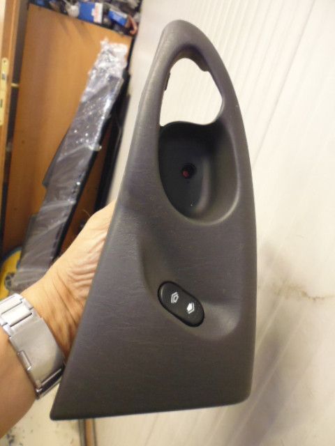 Pulsante interruttore alzavetro alzacristallo posteriore sinistro originale Ford Focus SW prima serie.