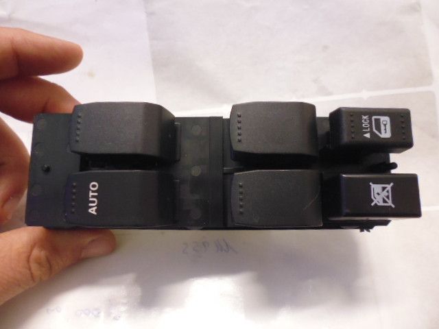 Pulsantiera alzavetro anteriore sinistro Suzuki Grand Vitara seconda serie.