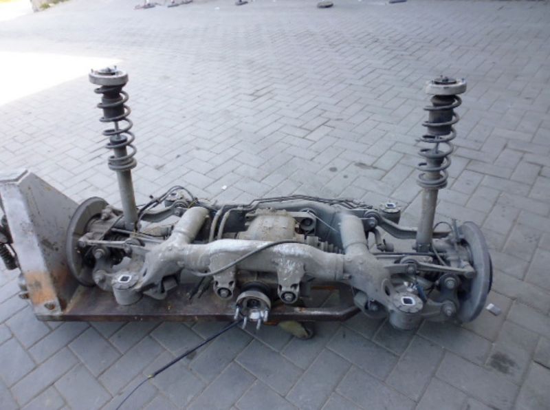 Ponte posteriore BMW 530 D E60 con differenziale e barra stabilizzatrice.