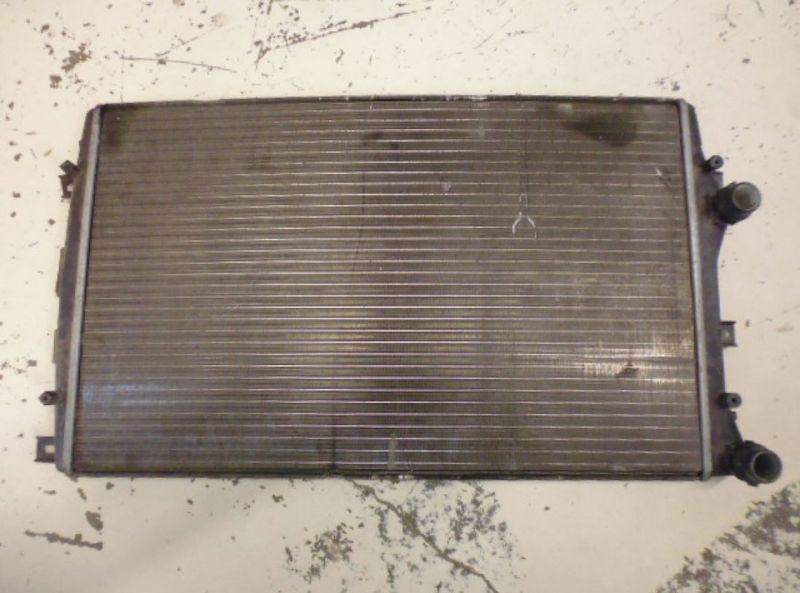 Radiatore raffreddamento motore 1K0121253AA 872272S Volkswagen Golf 5 1.9 TDI.