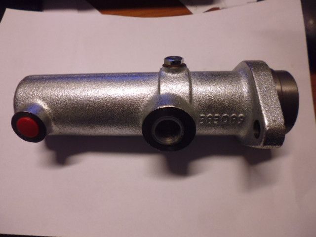 Cilindro maestro pompa frizione marca Metelli 383089 per autocarri IVECO. Cilindro maestro pompa frizione marca Metelli 383089 per autocarri IVECO.