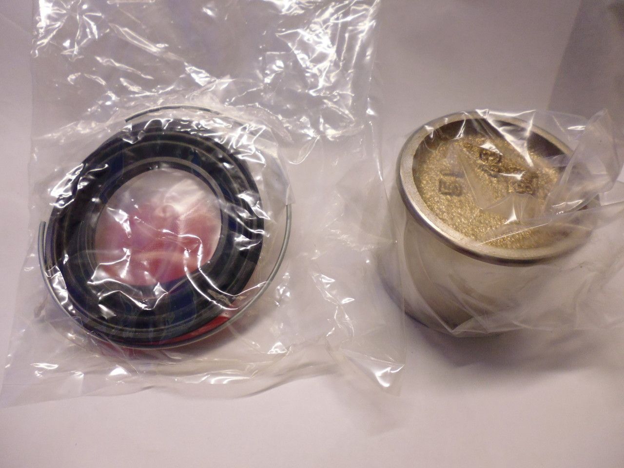 Kit riparazione pistone pinza freno anteriore bilaterale 55830-78A00 originale per Suzuki Jimny. Kit riparazione pistone pinza freno anteriore bilaterale 55830-78A00 originale per Suzuki Jimny.