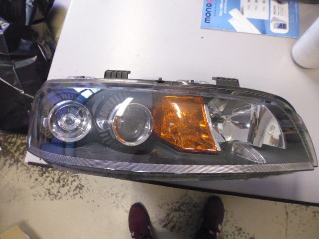 Faro fanale anteriore destro lato passeggero senza fendinebbia per Fiat Punto seconda serie 188 Faro fanale anteriore destro lato passeggero senza fendinebbia per Fiat Punto seconda serie 188
