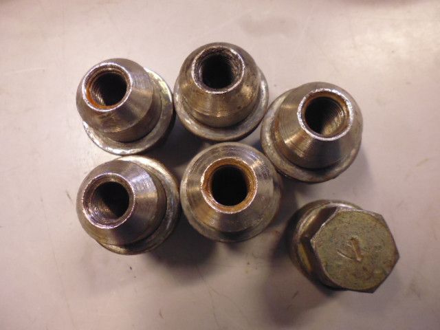 Dadi antifurto per cerchi in lega originali Land Rover Discovery II kit 5 pezzi.
