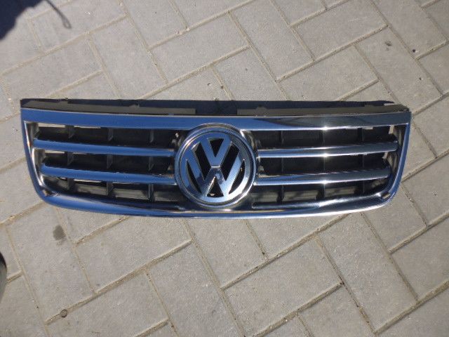 Mascherina griglia anteriore cromata con stemma Volkswagen Touareg.