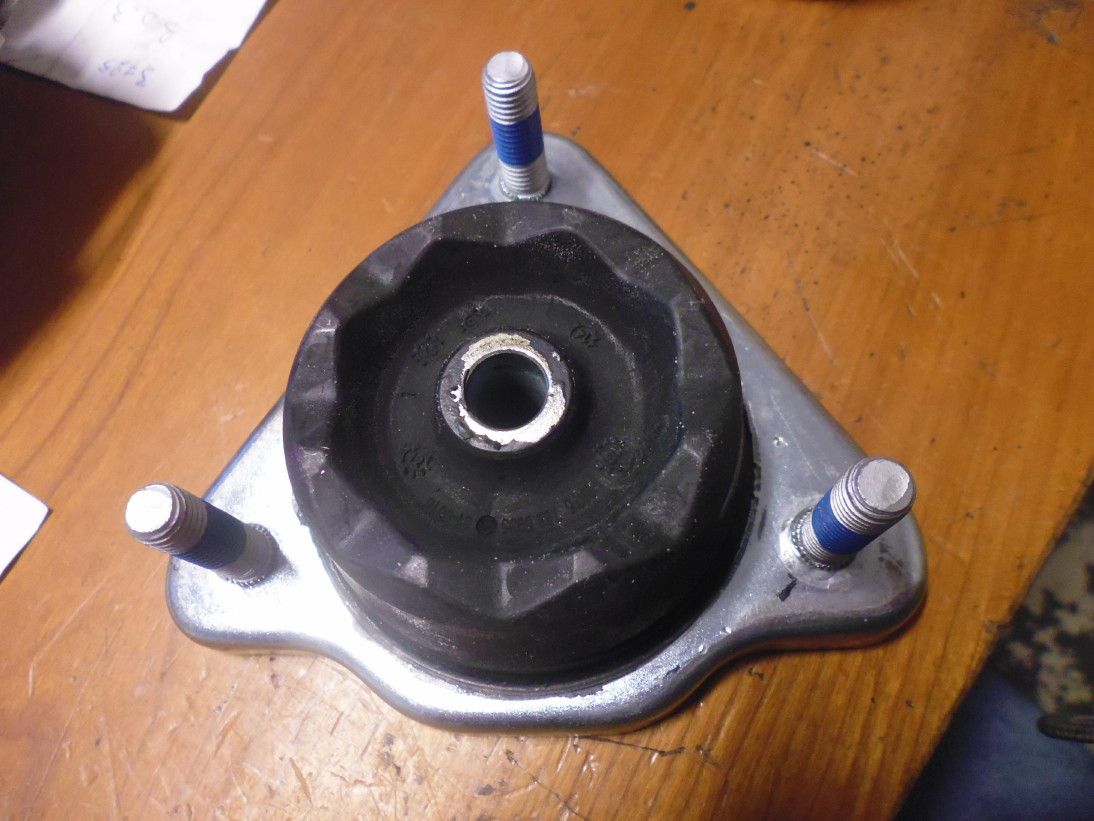 Supporto ammortizzatore anteriore bilaterale 6763456 per Ford Transit dal 1991 al 2000.