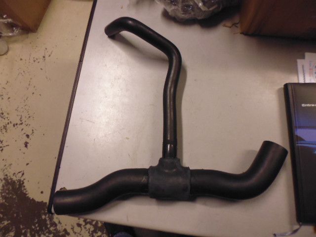 Tubo manicotto acqua radiatore Suzuki Vitara 1.9 D e TD codice ricambio 17842-86CA0.