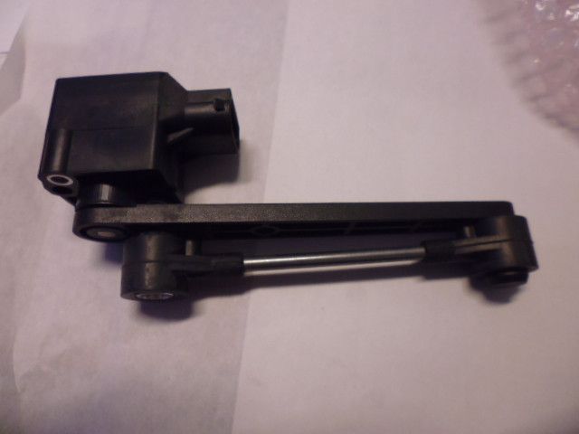 Sensore altezza sospensioni pneumatiche posteriori originale Land Rover Range Rover L322 codice RQH100030.
