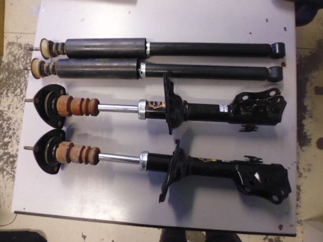Serie 4 ammortizzatori Toyota Yaris 1.4 D4D dal 1999 al 2005.