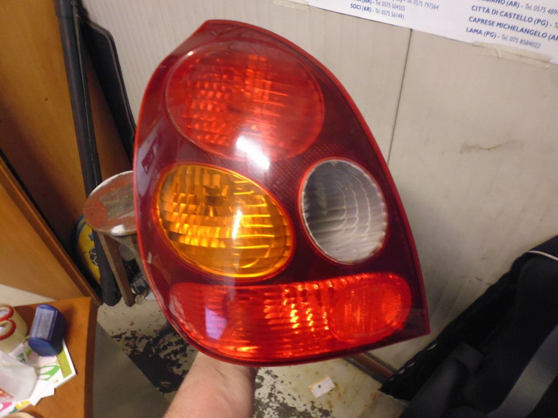 Faro fanale posteriore sinistro Toyota Corolla del 2000.