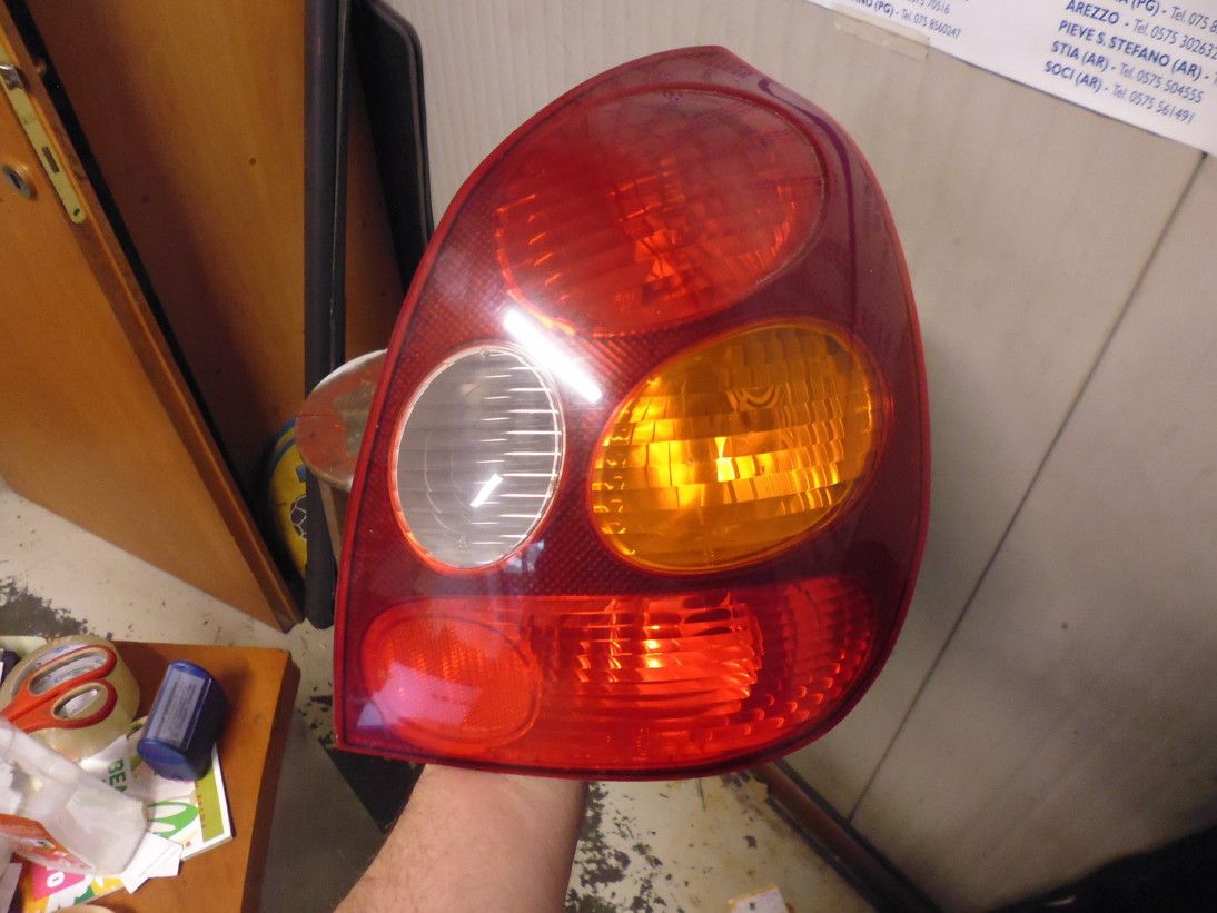 Faro fanale posteriore destro Toyota Corolla del 2000.