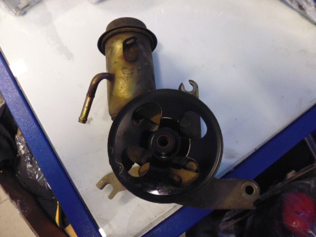 Pompa idroguida servosterzo con serbatoio olio per Toyota Yaris 1.4 D - 4D dal 1999 al 2005.