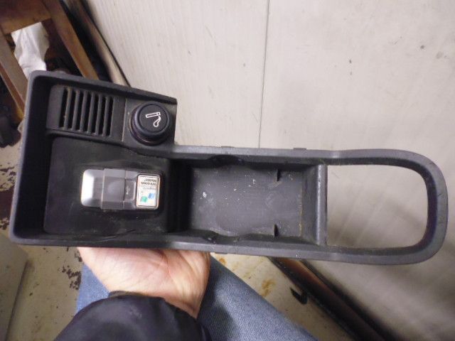 Rivestimento anteriore tunnel centrale Fiat Croma del 2008 con accendisigari e presa ingresso USB.
