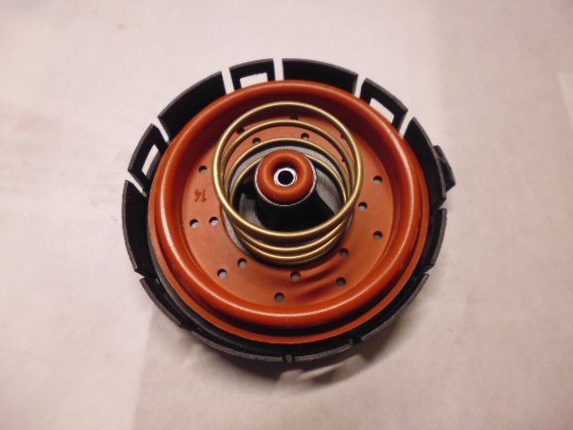 Valvola PCV 11127547058 sfiato carter per BMW 540i, 545i, 550i, 645Ci, 650Ci, 735i, 740i, 745i.