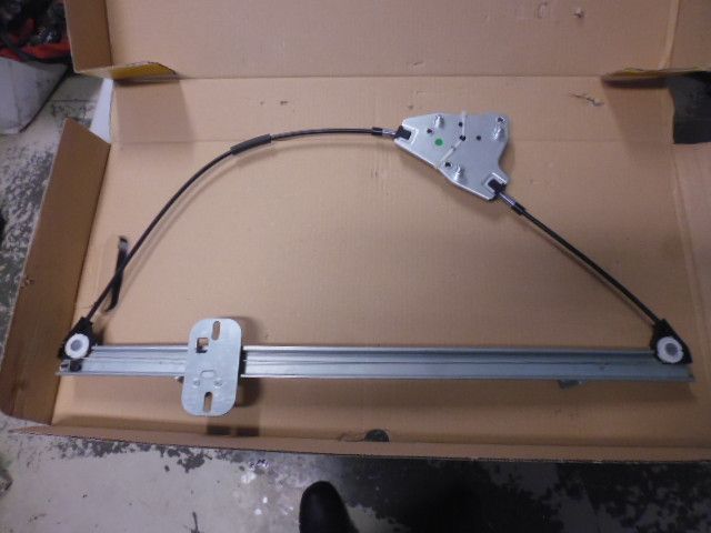 Meccanismo alzacristallo anteriore sinistro Magneti Marelli Ac1325 per Iveco Daily dal 1999 al 2011.