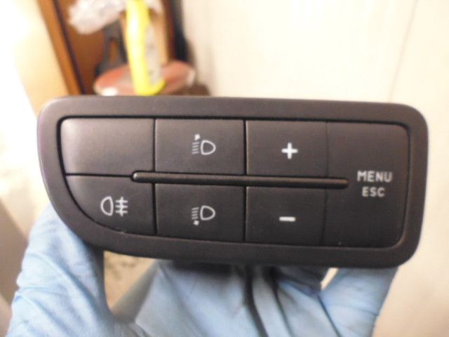 Interruttori pulsantiera regolazione luci menù 735367268 61045900 Fiat Grande Punto del 2008. Interruttori pulsantiera regolazione luci menù 735367268 61045900 Fiat Grande Punto del 2008.