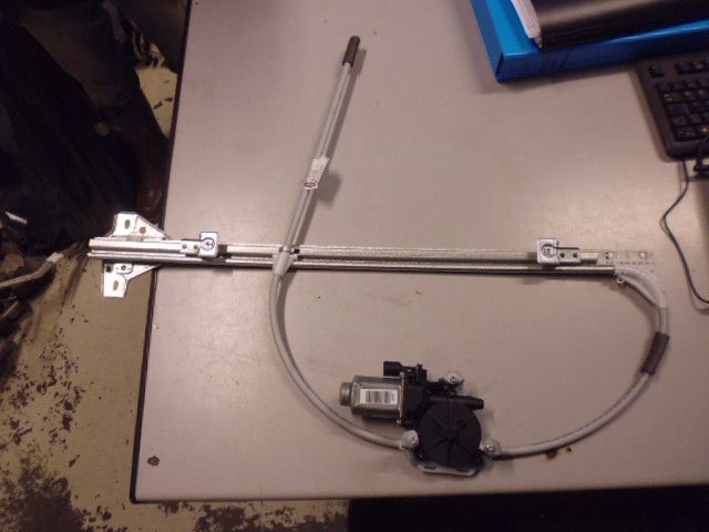Alzavetro anteriore sinistro per Iveco Daily dal 1998 in poi.