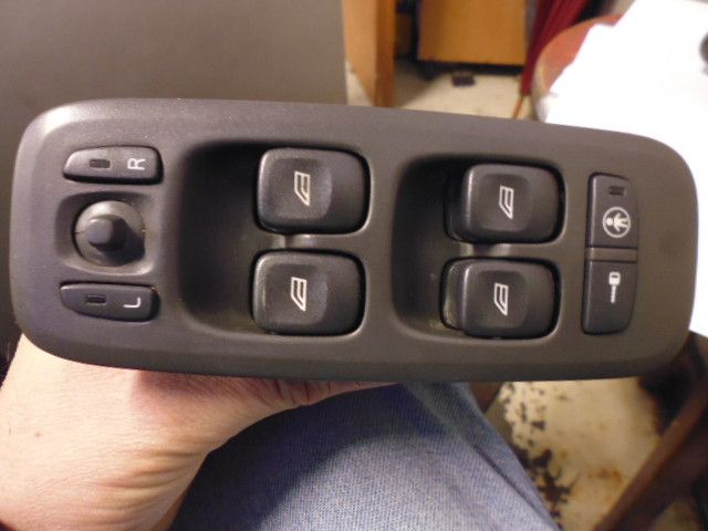 Pulsantiera interruttori alzavetro anteriore sinistro originale per Volvo V70 seconda serie.