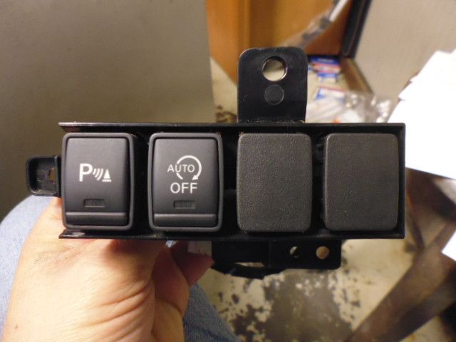 Pulsante start e stop e pulsante sensori parcheggio PDC per Nissan Qashqai J11 del 2014.