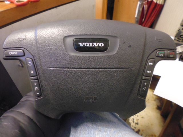 Airbag volante con comandi per Volvo V70 seconda serie.