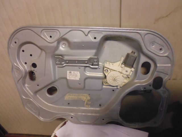 Cremagliera alzacristallo anteriore sinistro completa di motorino per Ford Focus SW del 2008.