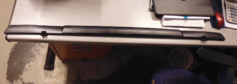 Modanatura paraurti anteriore A6738840274 originale Mercedes per autocarro 814. Nuova come da foto.