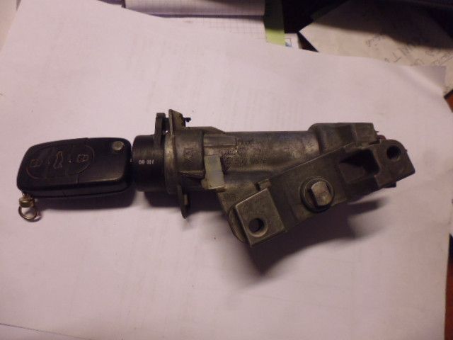 Blocchetto accensione AB0905851C con una chiave per Audi A4 serie 8D5 B5 1.9 Tdi.