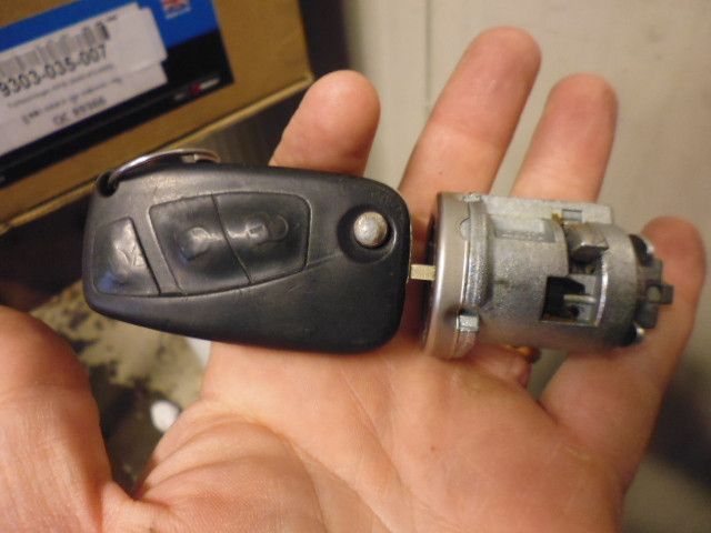 Cilindretto bloccasterzo Fiat Grande Punto del 2008 con una chiave.