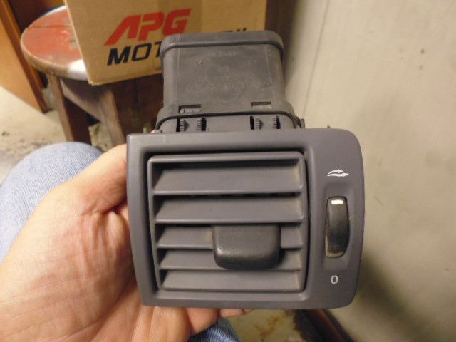 Bocchetta ventilazione abitacolo laterale sinistra Volvo V50.