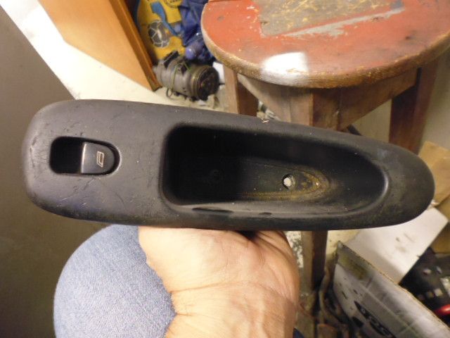 Interruttore alzavetro anteriore destro 156034426 originale Alfa Romeo 156.