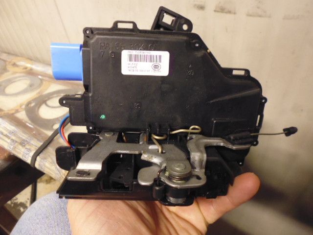 Serratura per sportello posteriore sinistro Volkswagen Golf 5 codice 7L0839015D.
