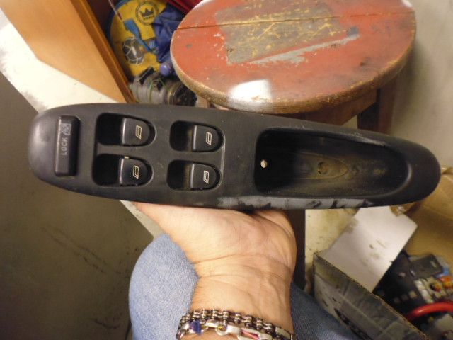Interruttori alzavetro alzacristallo anteriore sinistro 156034428 originale Alfa Romeo 156.
