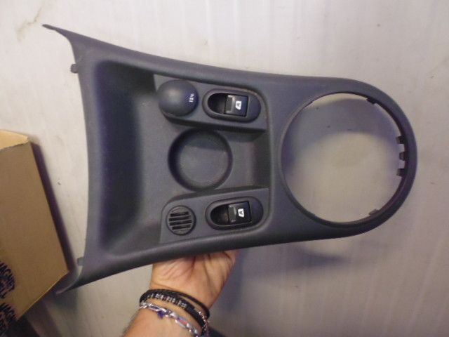 Consolle centrale completa di presa accendisigari e interruttori alzavetro Citroen C2.