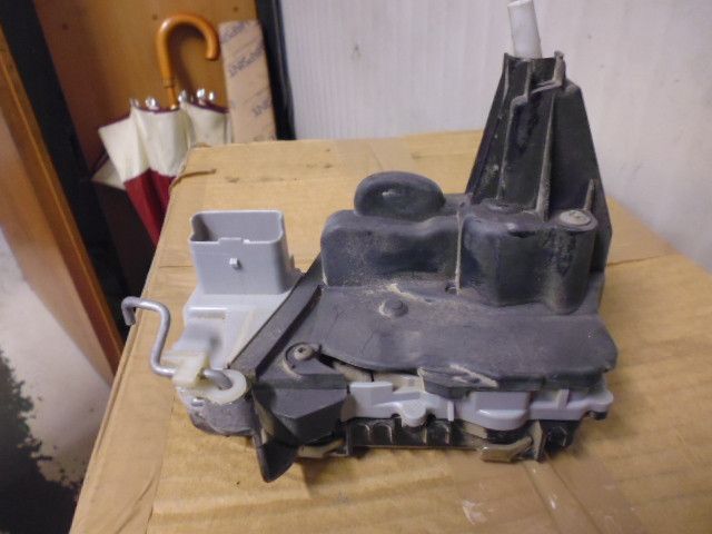 Serratura sportello anteriore destro Peugeot 307 dal 2000 al 2005.